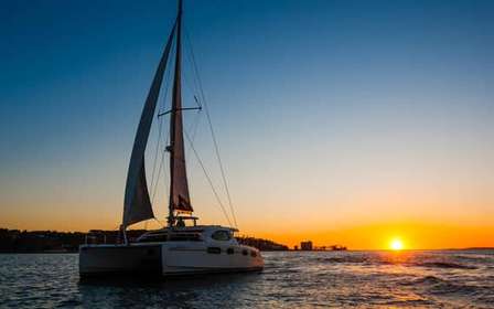 Lissabon: Katamaranfahrt bei Sonnenuntergang, Getränke und Musik