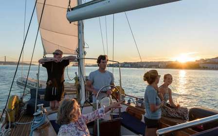 Lissabon: Klassische Segelboot-Tour bei Sonnenuntergang mit Wein und Tapas