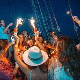 Lissabon: Sunset Boat Party mit Live-DJ und Nachtclub-Eintritt