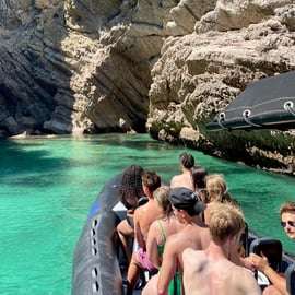 Sesimbra: Arrábida Strände & Höhlen Bootstour mit Schnorcheln