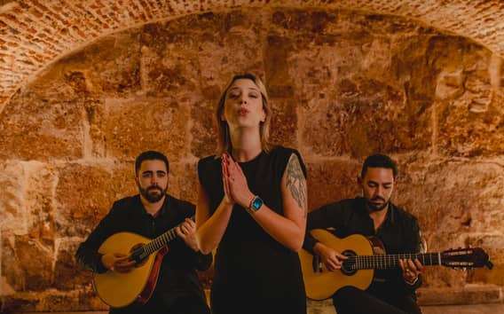 Lissabon: Fado-Show mit Wein in einer historischen Kulisse