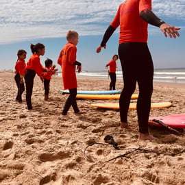 Surflektion för nybörjare i Caparica (Lissabon)