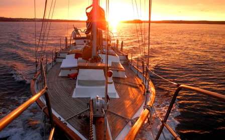 Lissabon: Tageslicht oder Sonnenuntergang auf einem alten Segelboot