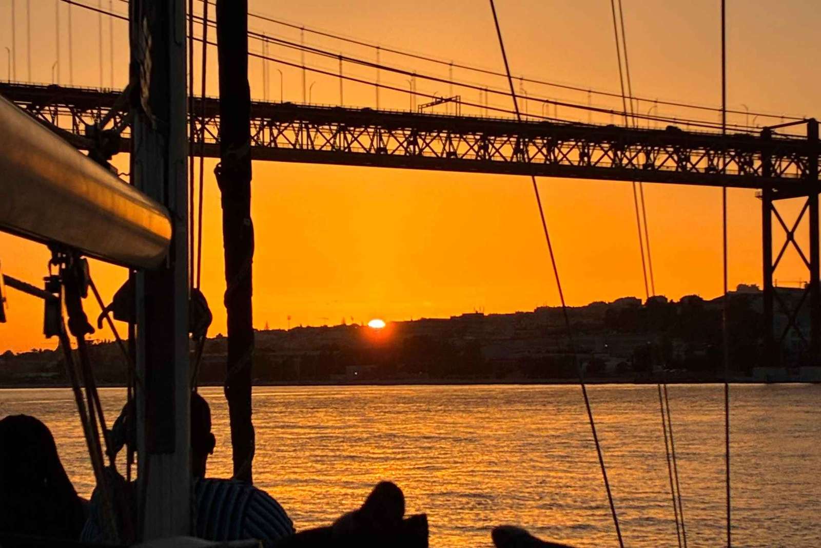 Zonsondergang aan boord van een zeilboot in Lissabon!