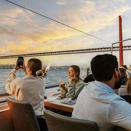 Lissabon: Tejo-Fluss-Sonnenuntergangs-Kreuzfahrt mit Begrüßungsgetränk