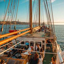 Lissabon: Sunset Boat Party mit Live-DJ und Nachtclub-Eintritt