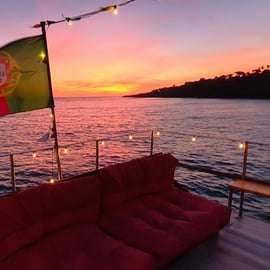 Cascais: Sonnenuntergangsfahrt nach Lissabon mit offener Bar