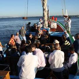 Lissabon: Sonnenuntergangskreuzfahrt auf dem Tejo in einem traditionellen Schiff