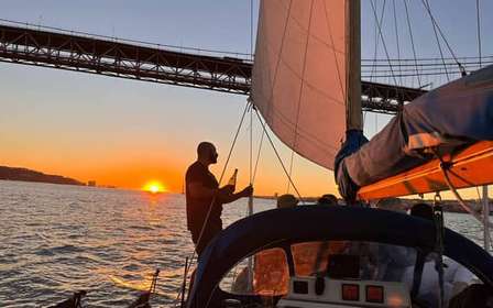 Lissabon: Segelboot-Sonnenuntergangstour mit einem Drink