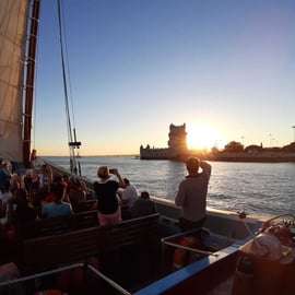 Lissabon: Sonnenuntergangskreuzfahrt auf dem Tejo in einem traditionellen Schiff