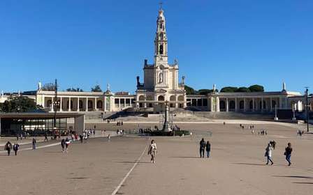 Vanuit Lissabon: Rondleiding door Fátima, Batalha, Nazaré en Obidos met een busje