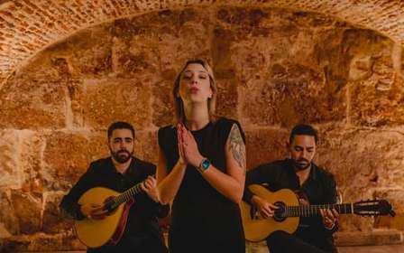 Lissabon: Fado-Show mit Wein in einer historischen Kulisse