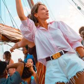 Lissabon: Sunset Boat Party mit Live-DJ und Nachtclub-Eintritt