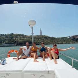 Lissabon: Luxe Catamaran privétour met welkomstdrankje