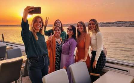 Lissabon: Tejo-Fluss-Sonnenuntergangs-Kreuzfahrt mit Begrüßungsgetränk