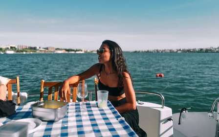 Lissabon: Private Luxus-Katamaran Tour mit Begrüßungsgetränk