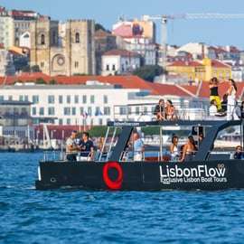 Lissabon: Bootstour mit Getränken (kleine Gruppe, ohne Menschenmassen)