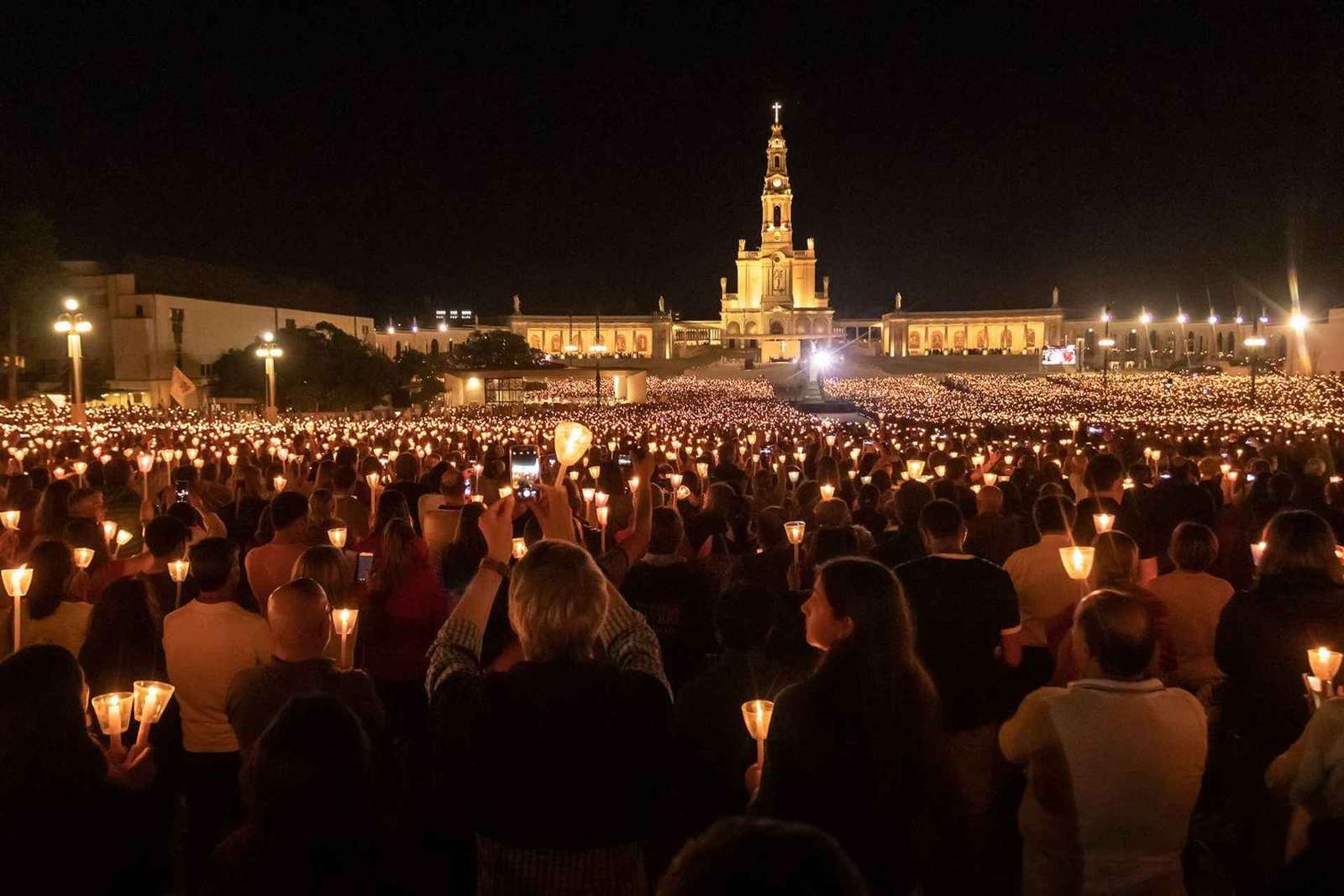 Von Lissabon: Fátima bei Nacht – Erlebnis der Kerzenprozession