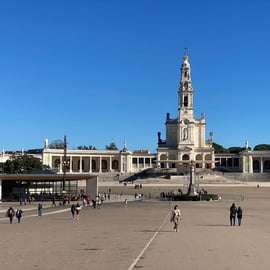 Vanuit Lissabon: Rondleiding door Fátima, Batalha, Nazaré en Obidos met een busje