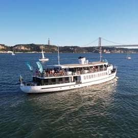 Lissabon: Bootstour bei Sonnenuntergang mit Musik und Getränken