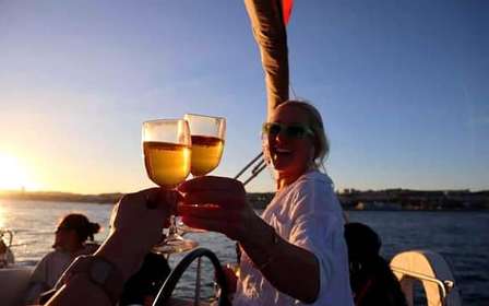 Segeln bei Sonnenuntergang in Lissabon – Kleingruppe (max. 10 Personen) Wein & Geschichte