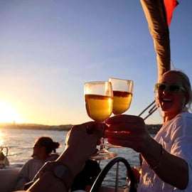 Segeln bei Sonnenuntergang in Lissabon – Kleingruppe (max. 10 Personen) Wein & Geschichte