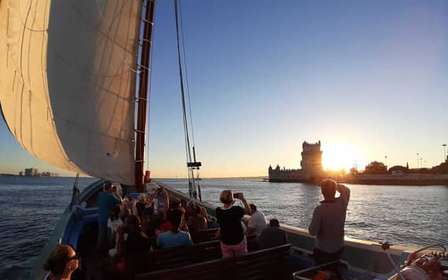 Lissabon: Sonnenuntergangskreuzfahrt auf dem Tejo in einem traditionellen Schiff