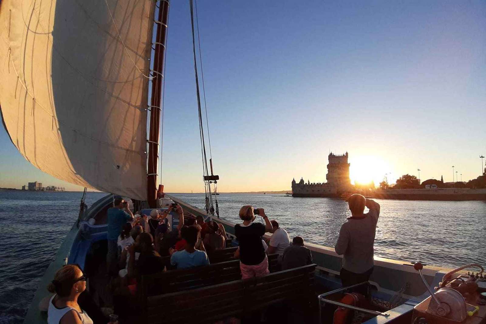 Lissabon: Sonnenuntergangskreuzfahrt auf dem Tejo in einem traditionellen Schiff