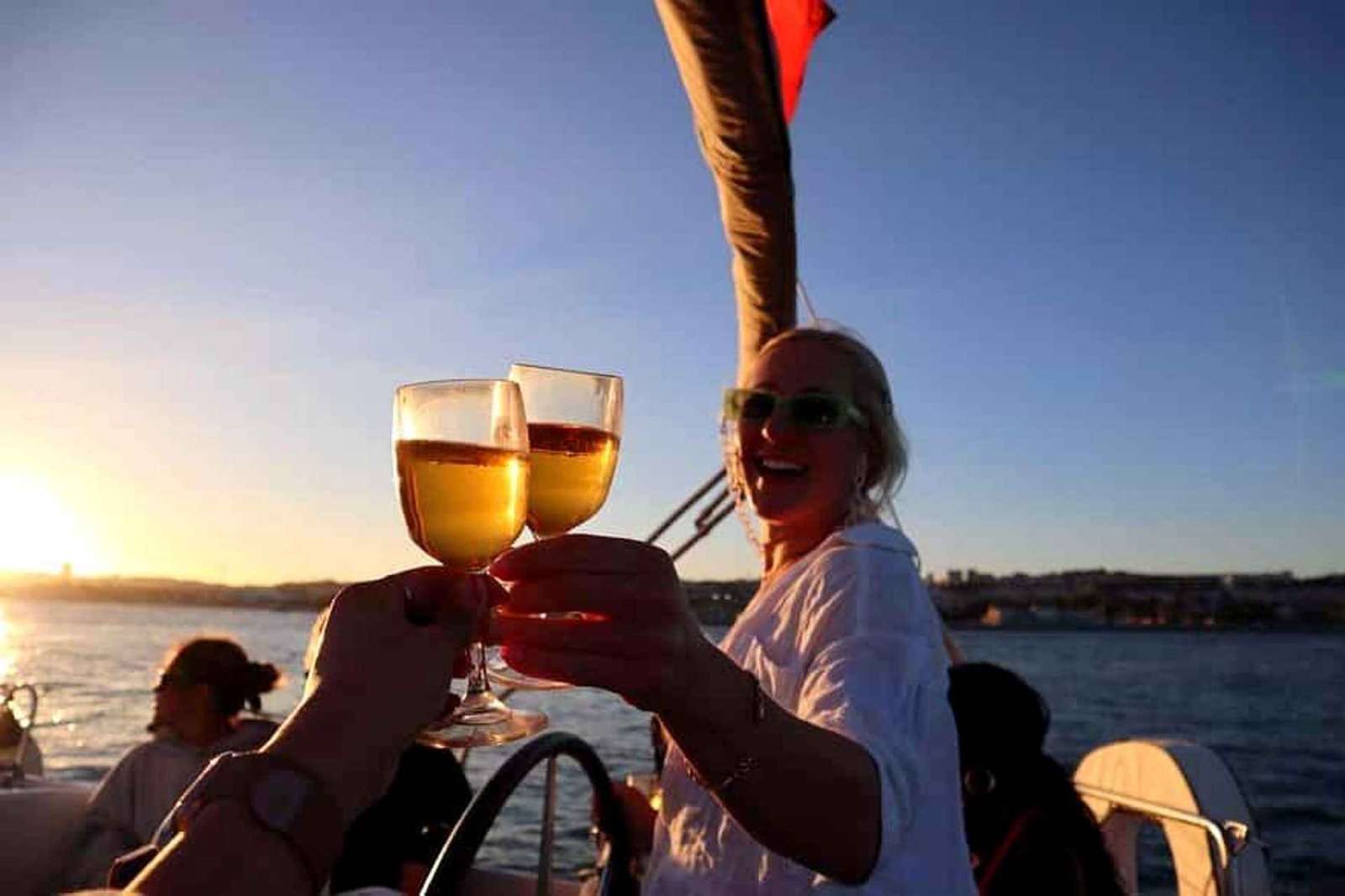 Segeln bei Sonnenuntergang in Lissabon – Kleingruppe (max. 10 Personen) Wein & Geschichte