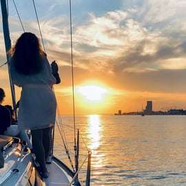 Lissabon: Privétocht bij zonsondergang op een luxe boot op de rivier de Taag
