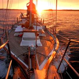 Lissabon: Daglicht of zonsondergang op een oude zeilboot