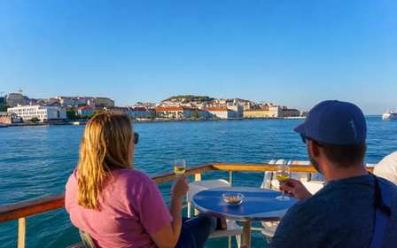 Lissabon: Tagus River Bootstour mit einem Getränk inklusive