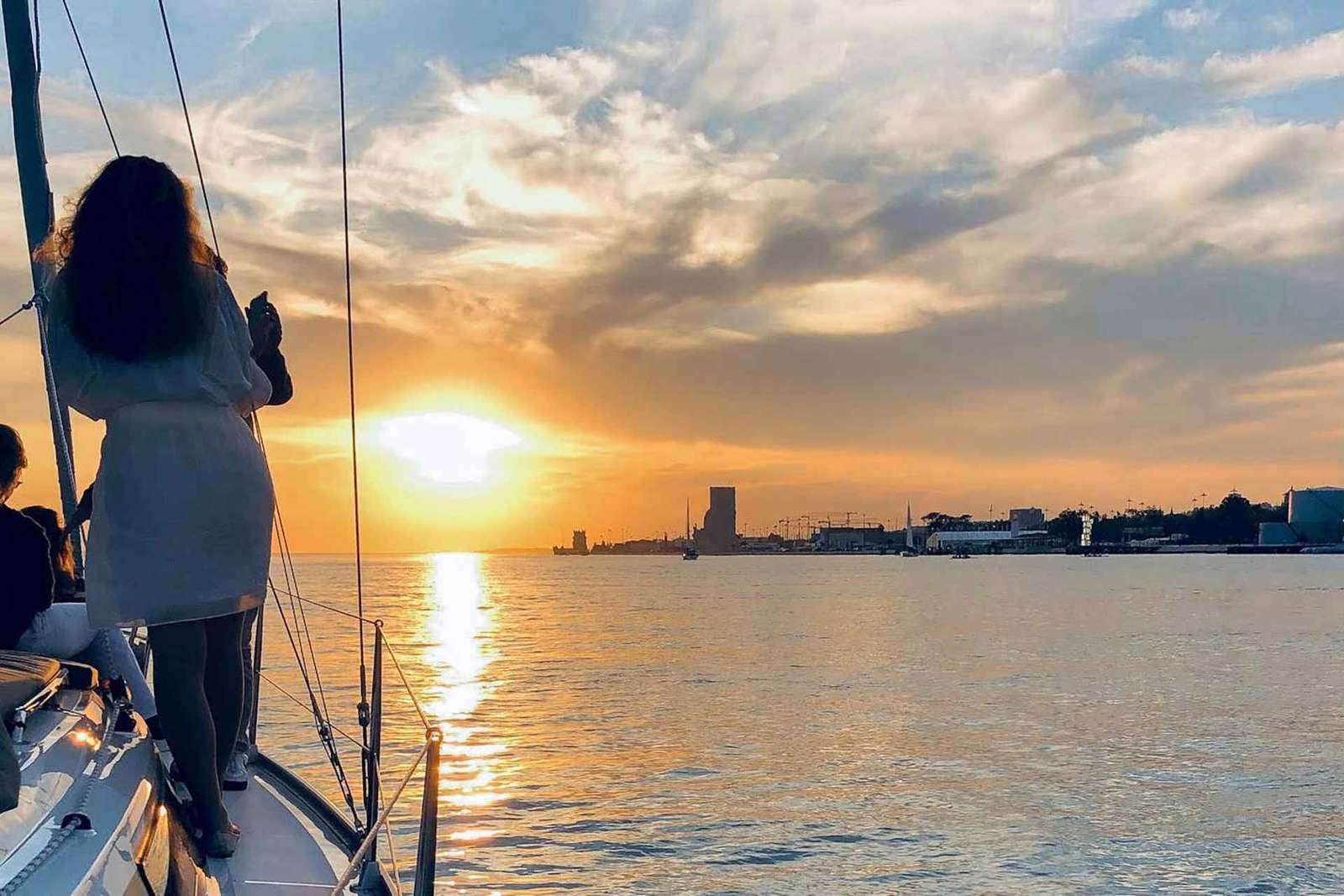 Lissabon: Privétocht bij zonsondergang op een luxe boot op de rivier de Taag