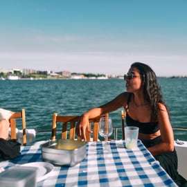 Lissabon: Luxe Catamaran privétour met welkomstdrankje