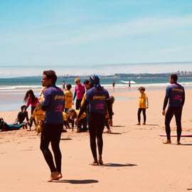Surflektion för nybörjare i Caparica (Lissabon)