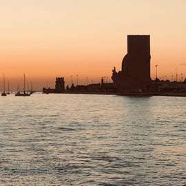 Lissabon: Bootstour zur goldenen Stunde mit Begrüßungsdrink