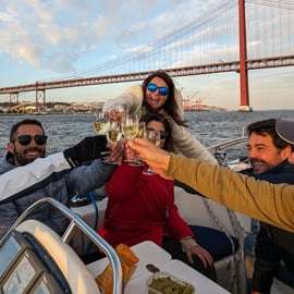 Lissabon: Private Boutique-Bootstour - Segeln mit Stil