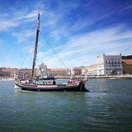 Lissabon: Sonnenuntergangskreuzfahrt auf dem Tejo in einem traditionellen Schiff
