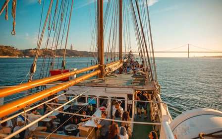 Lissabon: Sunset Boat Party mit Live-DJ und Nachtclub-Eintritt