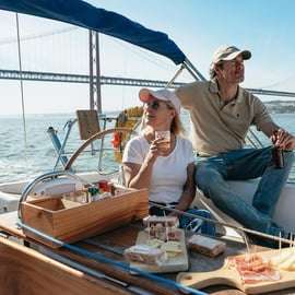 Lissabon: Stadssilhuett Segelbåtskryssning med drink och snacks