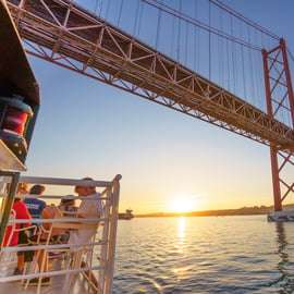 Lissabon: Tagus River Sunset Tour mit Snacks und Getränken