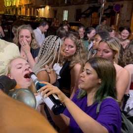 Lissabon Pub Crawl: Unbegrenzte Drinks, Shots & V.I.P. Club Eintritt