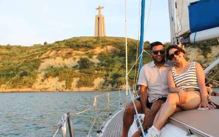 Lissabon: Bootstour zur goldenen Stunde mit Begrüßungsdrink