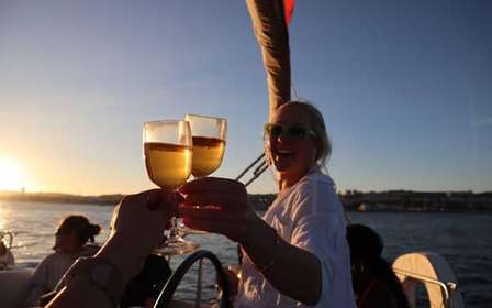 Segeln bei Sonnenuntergang in Lissabon – Kleingruppe (max. 10 Personen) Wein & Geschichte