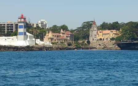Geheimnisse der Küste von Cascais: 90-minütige Kreuzfahrt mit kostenlosen Getränken