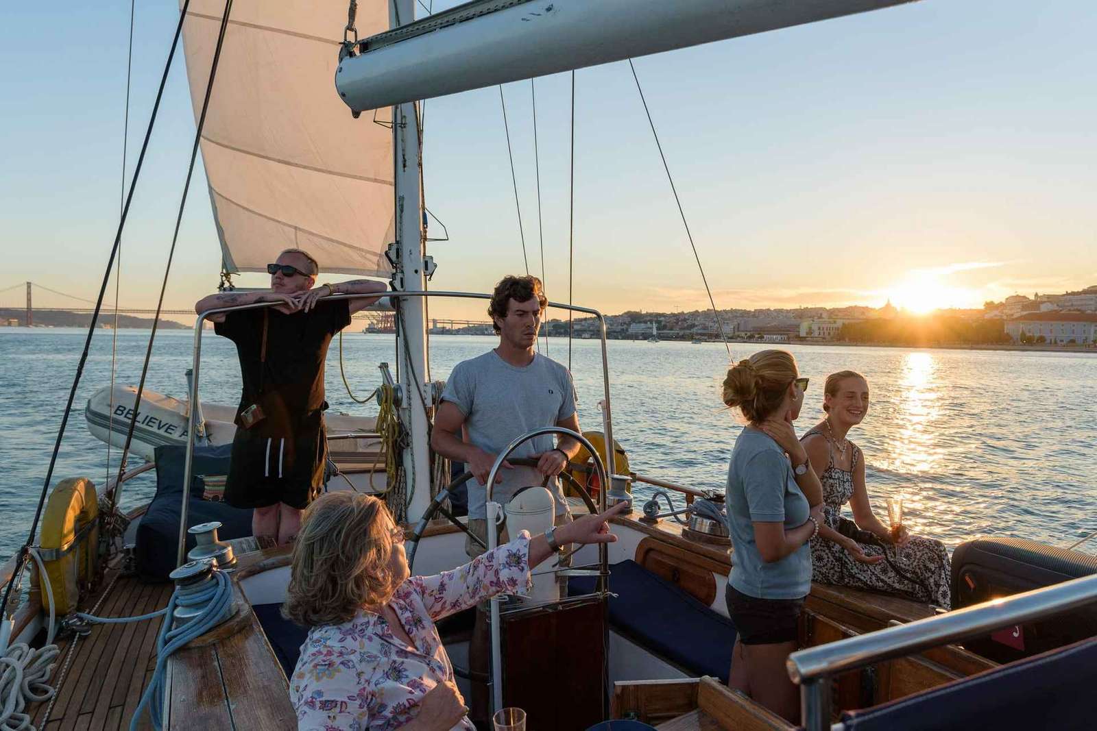 Lissabon: klassieke zeilboottocht bij zonsondergang met wijn en tapas
