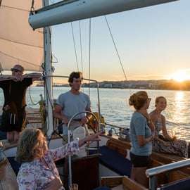 Lissabon: klassieke zeilboottocht bij zonsondergang met wijn en tapas