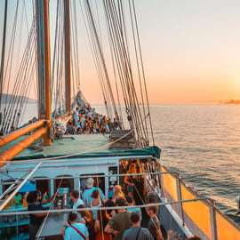 Lissabon: Sunset Boat Party mit Live-DJ und Nachtclub-Eintritt