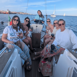 Lissabon: Bootstour zur goldenen Stunde mit Begrüßungsdrink