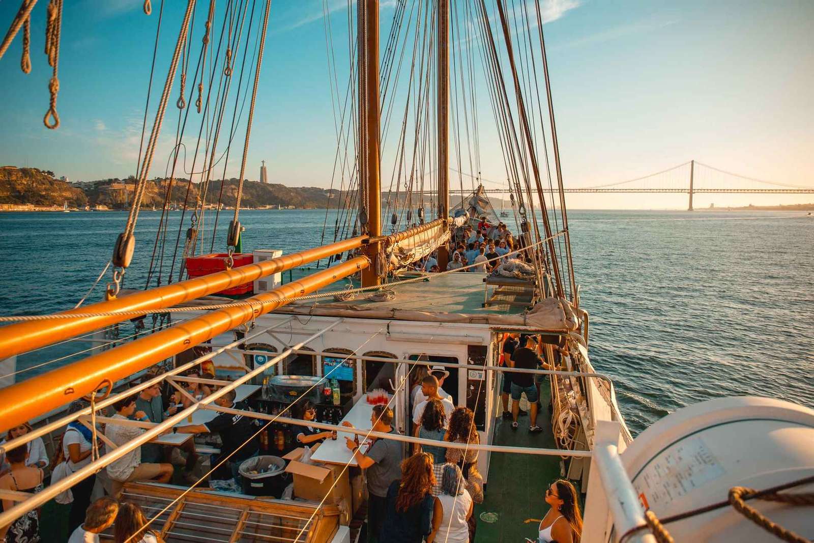 Lissabon: Sunset Boat Party mit Live-DJ und Nachtclub-Eintritt